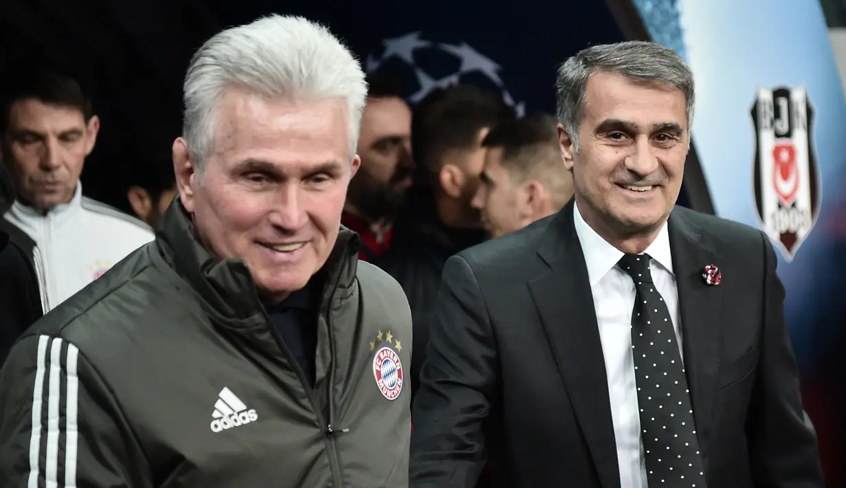 Jupp Heynckes berjalan bersama pelatih Besiktas jelang pertandingan di Istanbul (14/3). Kemenangan itu juga membuat Jupp Heynckes mencatatkan rekor sebagai pelatih dengan kemenangan beruntun terpanjang di Liga Champions. (AFP/Ozan Kose)