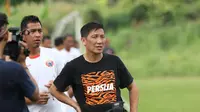 Presiden Persija Jakarta, Ferrry Paulus menemani timnya berlaga pada uji coba melawan Villa 2000 di Lapangan POR Pelita Jaya, Sawangan, Sabtu (23/4/2016). (Bola.com/Nicklas Hanoatubun)