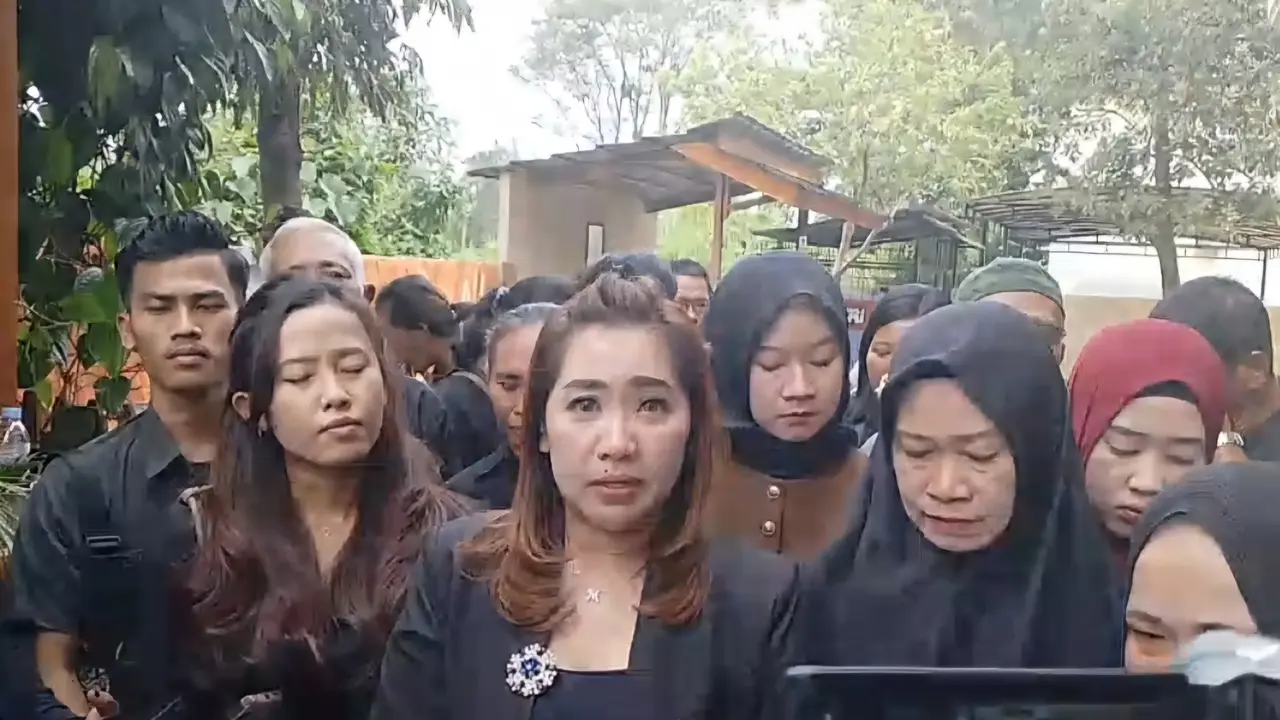 Keluarga tiga anggota polisi yang tewas ditembak prajurit TNI AD, Kopda Bazarsah