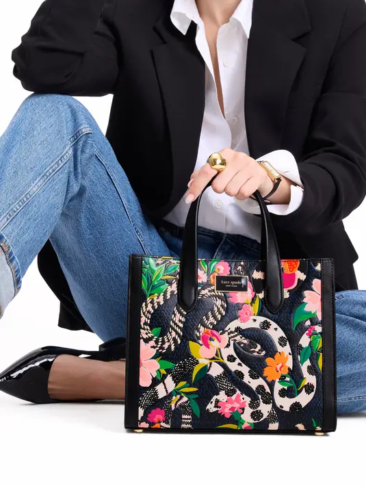 Kate Spade New York pun merayakan Tahun Baru Imlek dan Tahun Ular ini melalui snake-embossed print pada dua siluet tas ikonisnya, yaitu Flap Chain Crossbody dan Manhattan Tote. Dibuat dengan smooth leather, tas ini memiliki tekstur yang menyerupai sisik ular dan mewujudkan elemen bunga dari perayaan Tahun Baru Imlek. [Dok. Kate Spade New York]