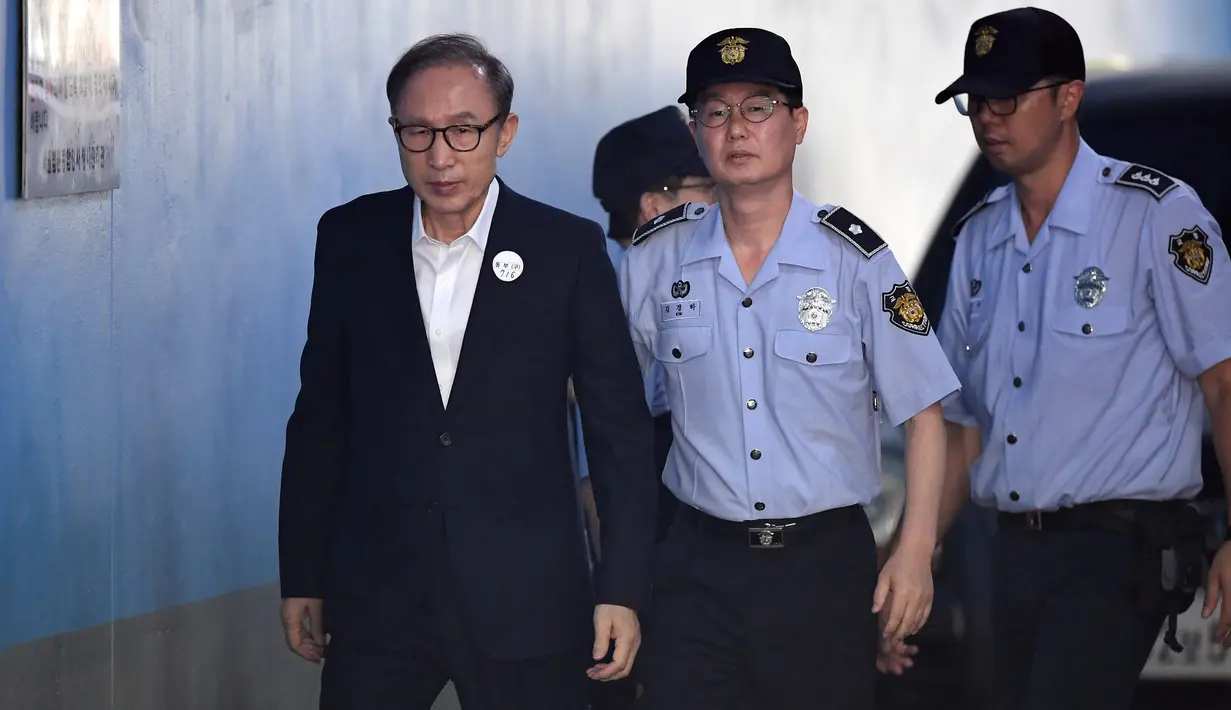 Mantan presiden Korea Selatan Lee Myung-bak tiba untuk menjalani persidangan di pengadilan di Seoul (6/9). Jaksa juga meminta denda 15 miliar won (13,3 juta dolar AS) dan penyitaan sebesar 11,1 miliar won (9,9 juta dolar AS). (AFP Photo/Jung Yeon-je)