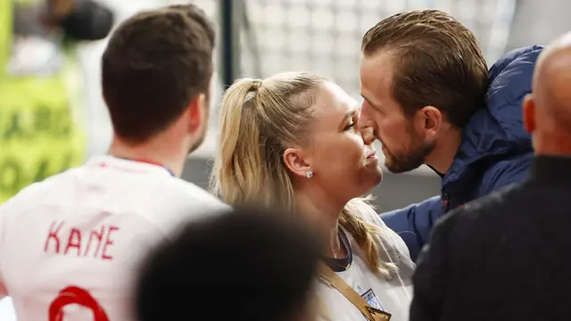 Foto Piala Eropa: Momen Haru Nan Romantis Harry Kane Tenangkan Istrinya yang Bersedih Usai Timnas Inggris Gagal Angkat Trofi Euro 2020