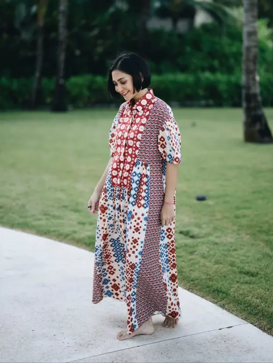 Sementara Caca Tengker juga kenakan mazi dress tabrak motif [@ritchieismail]