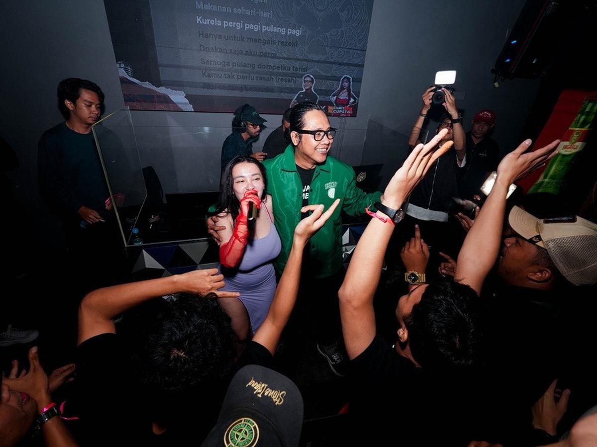 "Bingung sih kalau ditanya kecocokan. Kalau dibilang tepat atau nggak, aku nggak tau ya. Karena itu kan kita nggak pernah tahu ke depan akan seperti apa. Aku sih bersyukur dengan apa yang aku punya sekarang," paparnya.<br><br>
