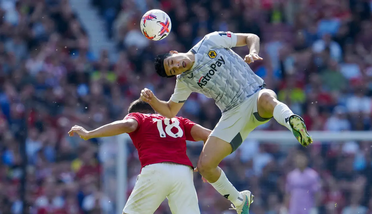 Pemain Manchester United, Casemiro, duel udara dengan pemain Wolverhampton Wanderers, Raul Jimenez, pada laga pekan ke-36 Premier League di Old Trafford, Sabtu (13/5/2023). MU menang dengan skor 2-0. (AP Photo/Jon Super)
