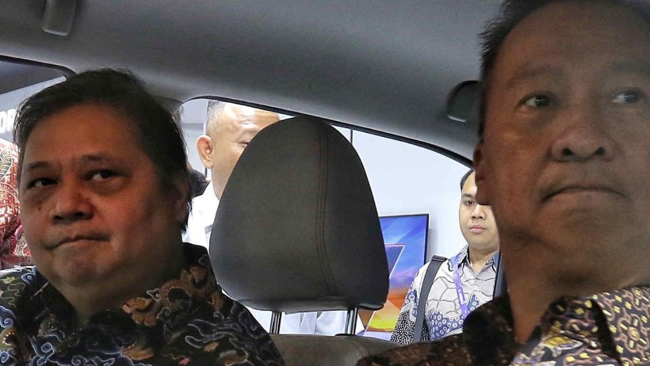 FOTO: Buka Pameran Otomotif GIIAS 2023, Menko Airlangga dan Menperin Agus Gumiwang Jajal Kabin Mobil Baru
