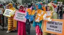 Sejumlah wanita yang tergabung dalam Emak-Emak Istana Cantik menggelar aksi saat car free day (CFD) di Bundaran HI, Jakarta, Minggu (4/8/2019). Dalam aksinya, mereka mengkritik kebijakan pemerintah soal ekonomi. (Liputan6.com/Faizal Fanani)