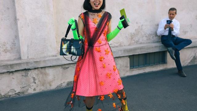 Ide Seru Pakai Warna Elektrik dari Milan Fashion Week 2019