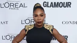 Petenis asal AS, Serena Williams berpose di karpet merah Glamour Women of The Year Awards 2017 di New York, Senin (13/11). Ibu dari Alexis Olympia Ohanian Jr. bahkan tak segan memperlihatkan perutnya yang kembali rata (Jamie McCarthy / GETTY IMAGES / AFP)