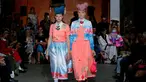 Dua model memperagakan busana Spring/Summer 2017 karya desainer asal India, Manish Arora selama Paris Fashion Week di Paris, Prancis (29/9). Model tersebut tampil dengan gaya rambut yang unik. (REUTERS/Gonzalo Fuentes)