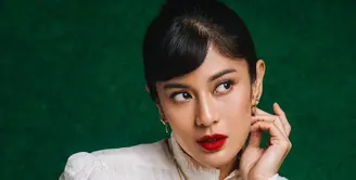 Lipstik merah bukan sekadar warna, tetapi simbol kekuatan, kepercayaan diri, dan gaya yang bold. Dian Sastro telah membuktikan hal ini berkali-kali. [@therealdisastr].