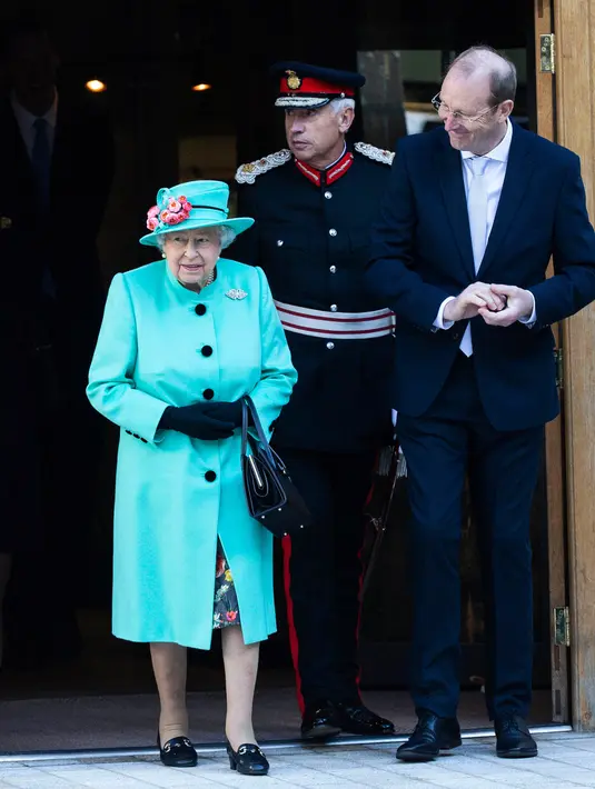 Ratu Elizabeth II meninggalkan pusat perbelanjaan Lexicon saat berkunjung ke Bracknell, London, Jumat (19/10). Ratu Elizabeth menghabiskan sebagian waktu siangnya untuk mengunjungi department store. (AP Photo Pool)