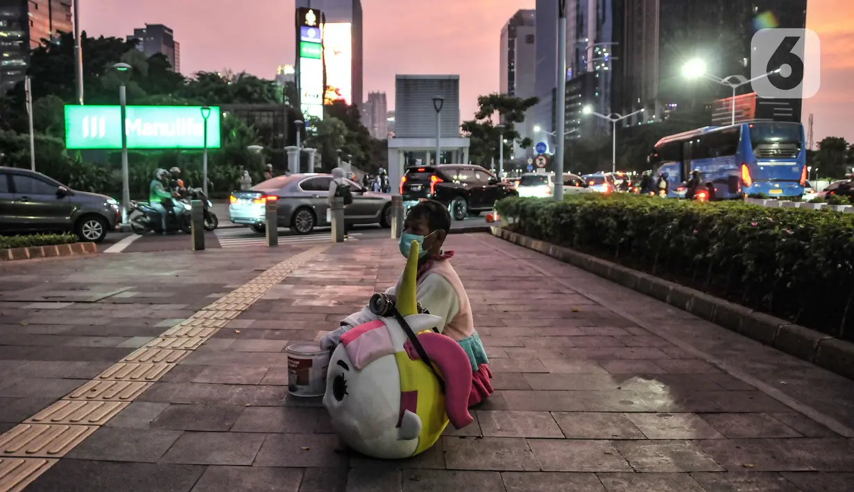 Seorang badut saat mengemis di trotoar kawasan Jalan Jenderal Sudirman, Jakarta Pusat, Kamis (29/9/2022).  Menurut Riza Patria, pencabutan status pandemi menjadi pandemi merupakan kewenangan pemerintah pusat. (merdeka.com/Iqbal S Nugroho)