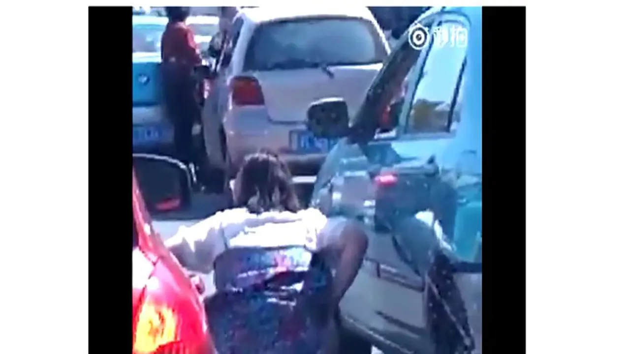 Terjebak Macet, Wanita Ini Tetap Pede Buang Air Kecil di Jalan