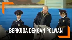 Presiden Rusia, Vladimir Putin, memperingati Hari Perempuan Internasional dengan berkuda dengan para polwan.