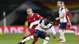 Gelandang Liverpool, Thiago berusaha merebut bola dari gelandang Tottenham Hotspur, Tanguy Ndombele pada pertandingan lanjutan Liga Inggris di Stadion Tottenham Hotspur, London, Jumat (29/1/2021). Kemenangan tersebut membuat Liverpool kembali ke peringkat 4 klasemen. (Shaun Botterill/Pool via AP)