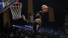 Pebasket Rans PIK Basketball, Laquavius Cotton beraksi saat IBL All Star 2022 Dunk Contest di Hall Basket GBK, Senayan, Kamis (31/03/2022). (Bola.com/Bagaskara Lazuardi)