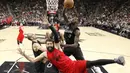 Pemain Chicago Bulls, Nikola Mirotic (44) gagal mencetak poin saat dihadang para pemain Spurs  pada lanjutan laga NBA di AT&T Center, (25/12/2016). San Antonio Spurs menang 119-100. (Reuters/Soobum Im-USA TODAY Sports)