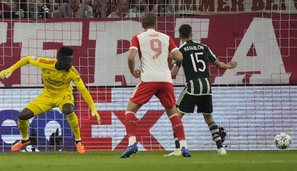 Kiper Manchester United, Andre Onana kebobolan gol kedua melalui tendangan gelandang Bayern Munchen, Serge Gnabry pada laga matchday pertama Grup A Liga Champions 2023/2024 di Allianz Arena, Munich, Kamis (21/9/2023) dini hari WIB. (AP Photo/Matthias Schrader)
