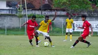 Pemain Papua Football Academy (PFA) menjalani empat laga uji coba selama 10 hari berada di&nbsp;Bali.&nbsp;