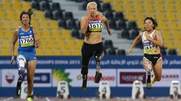  Para pelari putri sedang berlomba di nomor 100m T42 Kejuaraan Dunia Atletik Paralimpik 2015 di Stadion Suhaim Bin Hamad, Doha, Qatar, (29/10/2015). (AFP Photo/Al-Watan Doha/Karim Jaafar)
