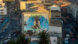 Pemandangan mural di sebuah bangunan di Valparaiso, Chile, 22 April 2019. Jalan bernama Elias Street di Valparaiso tak berbeda jauh dengan jalanan di negara lain, trotoarnya sempit dan berliku. (Martin BERNETTI/AFP)