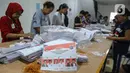 Pekerja menyortir dan melipat surat suara Pilkada DKI Jakarta 2024 di Gudang Logistik Komisi Pemilihan Umum (KPU) Jakarta Pusat, Rabu  (23/10/2024). (Liputan6.com/Angga Yuniar)