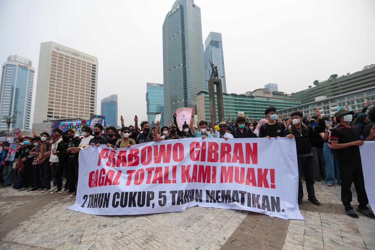 Air Mata Mahasiswi Warnai Aksi Unjuk Rasa di Bundaran HI