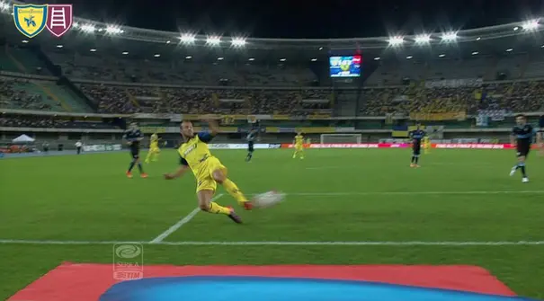 Salah satu gol kemangan Chievo atas lazio dicetak oleh Alberto Paloschi. Namun yang manarik dari gol tersebut adalah umpan back heel dari Riccardo Meggiorini sembari mendaratkan tubuhnya ke rumput. 