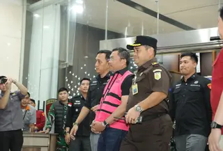 Wakil Kepala BGN Sony Sonjaya jadi tersangka dalam kasus dugaan korupsi tata kelola program Makan Bergizi Gratis (MBG) periode 2025-2026. (Foto: Kejagung)