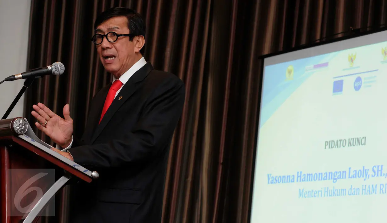 Menkumham Yasonna Laoly memberi sambutan pada seminar Pelaksanaan Pencegahan Penyiksaan Melalui Mekanisme Pencegahan Nasional di Jakarta, Rabu (24/6). Lima lembaga juga menandatangani nota kesepahaman antikekerasan pada tahanan (Liputan6.com/Helmi Afandi)