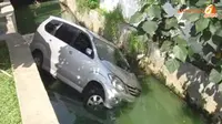 [VIDEO] Pengemudi Melamun, Mobil Nyemplung Kali