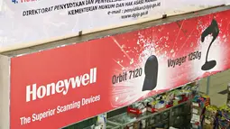 Spanduk sosialisasi peningkatan kesadaran untuk menghormati hasil karya intelektual di salah satu pusat perbelanjaan elektronik di Mangga Dua, Jakarta, Rabu (18/5). (Liputan6.com/Immanuel Antonius)