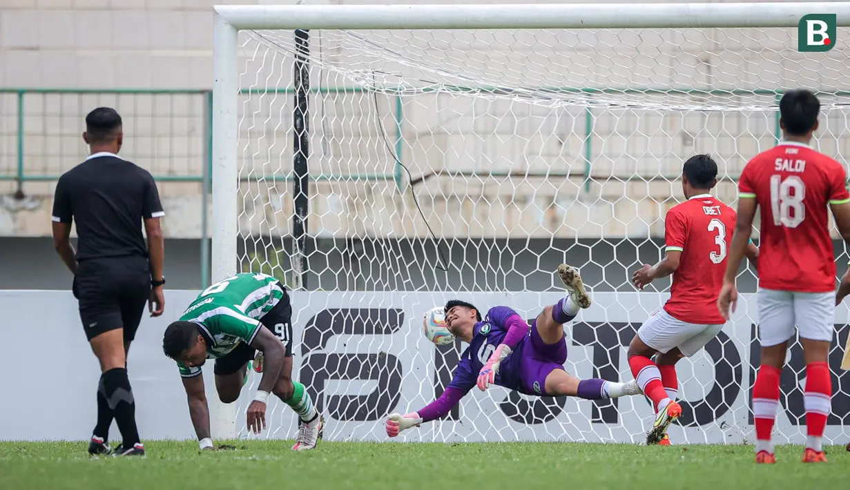 Kiper Bekasi City, Harlan Suardi (dua kiri) gagal menghalau serangan pemain Deltras FC, Rosalvo Junior (kiri), yang membuahkan gol dalam pertandingan perdana Grup Y 12 Besar Pegadaian Liga 2 2023/2024 yang berlangsung di Stadion Singaperbangsa, Karawang, Minggu (7/1/2023). (Bola.com/Bagaskara Lazuardi)