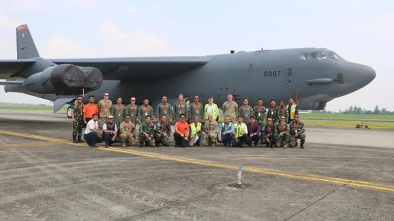 Latihan Gabungan Pendaratan Pengebom AU AS-Indonesia