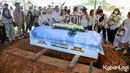 Setelah disemayamkan di Rumah Duka Sentosa, jenazah Farida dikebumikan di TPU Tanah Kusir. (KapanLagi.com®/Muhammad Akrom Sukarya)