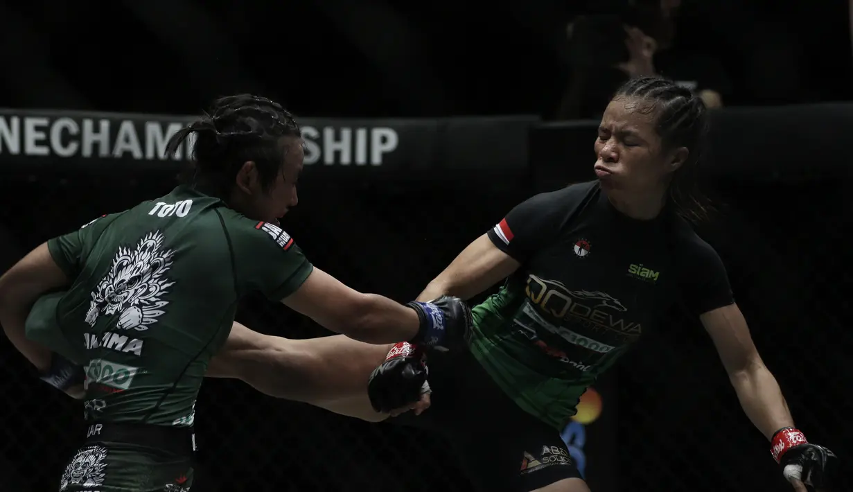 Petarung MMA asal Indonesia, Priscilla Lumban Gaol, saat melawan Bozhena Antoniyar pada laga ONE Championships: Dawn of Valor di Istora Senayan, Jakarta, Jumat (25/10). Priscilla menang atas Bozhena. (Bola.com/Yoppy Renato)