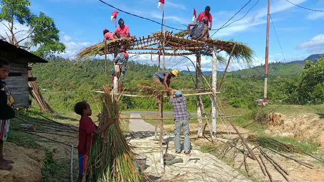 Semarakkan HUT ke-76 RI, Warga Papua Ramai-ramai Hiasi Kampung