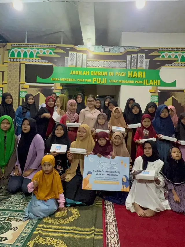 Prilly Latuconsina masak untuk anak yatim (Instagram/prillylatuconsina96)