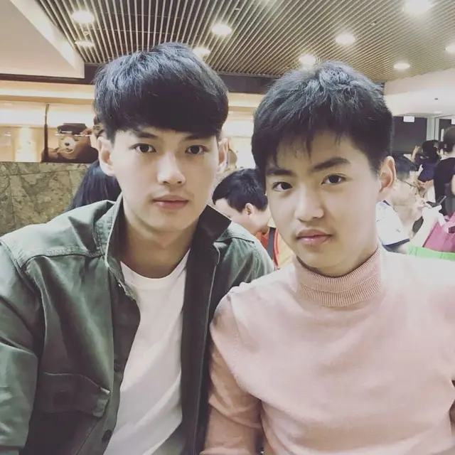 Tak Kalah Hits, Ini Potret 6 Kebersamaan Win Metawin dan Sang Adik