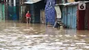 Warga melihat kondisi genangan air di sebagian ruas Jalan Jatinegara Barat, Jakarta, Rabu Rabu (1/1/2020). Hujan yang mengguyur Jakarta sejak Selasa sore (31/12/2019) mengakibatkan banjir di sejumlah titik di Jakarta. (Liputan6.com/Helmi Fithriansyah)