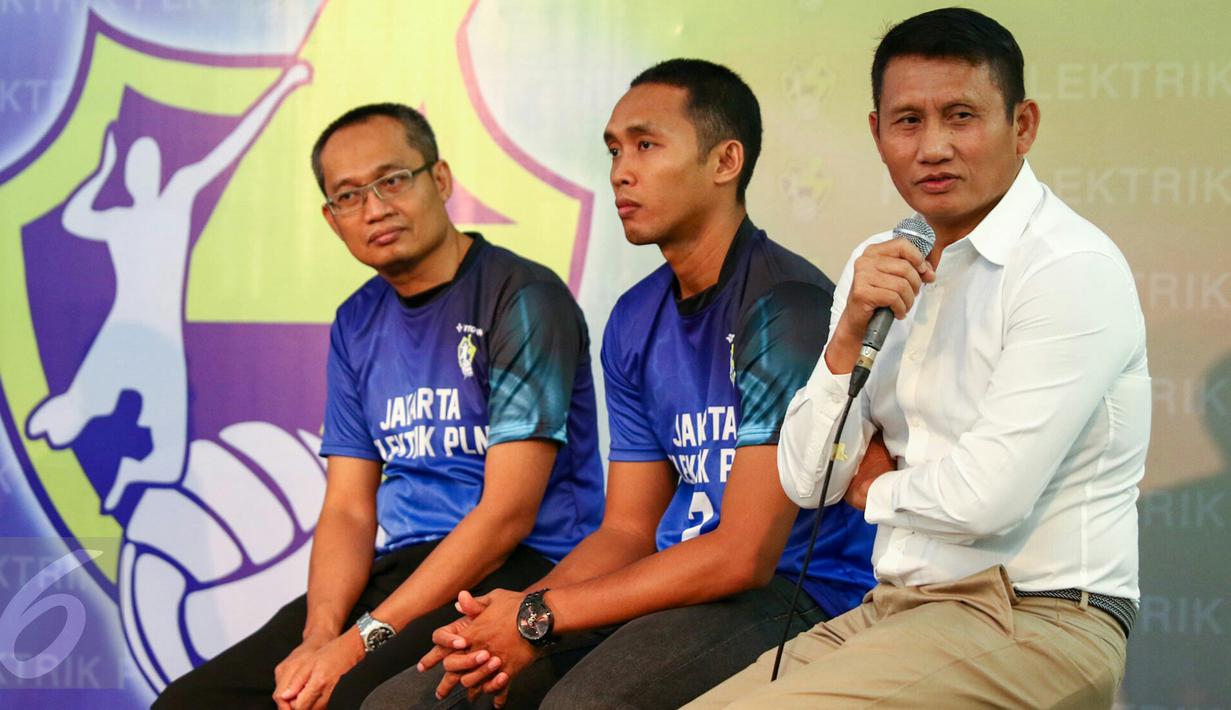 Ketua Umum PBV Elektrik PLN, Danni Irawan (kanan) mengumumkan keikutsertaan tim nya dalam kompetisi Pertamina Proliga 2016, Jakarta, (3/2). (Liputan6.com/Yoppy Renato)