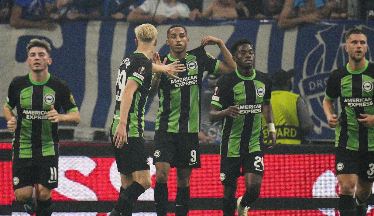 Pemain Brighton, Joao Pedro (tengah) melakukan selebrasi bersama rekan setimnya setelah mencetak gol penyeimbang 2-2 pada laga Grup B Liga Europa 2023/2024 melawan Marseille di Stade Velodrome, Marseille, Prancis, Jumat (05/10/2023) dini hari WIB. (AP Photo/Daniel Cole)