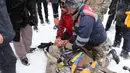 Tim penyelamat memberikan pertolongan pertama kepada korban salju longsor di Bahcesehir, Provinsi Van, Turki, Rabu (5/2/2020). Puluhan personel penyelamat Turki hilang dihantam salju longsor saat mencari korban salju longsor yang terjadi sehari sebelumnya. (Feyat Erdemir/DHA via AP)