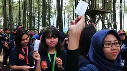 Sejumlah peserta mengikuti game di Jambore Citizen Journalist Academy Energi Muda Pertamina di Cikole, Bandung (16/11). Jelang Awarding, para finalis menjalani rangkaian acara. (Liputan6.com/Helmi Afandi)