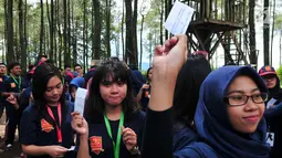 Sejumlah peserta mengikuti game di Jambore Citizen Journalist Academy Energi Muda Pertamina di Cikole, Bandung (16/11). Jelang Awarding, para finalis menjalani rangkaian acara. (Liputan6.com/Helmi Afandi)