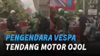 Tidak terima motornya kesenggol, seorang pria pengendara motor vespa tendang motor ojek online.