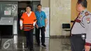 Tersangka Direktur Utama PT Traya Tirta Makassar, Hengky Wijaya berjalan usai menjalani pemeriksaan di gedung KPK, Jakarta, Jum'at (31/7/2015). Hengky diperiksa terkait dugaan korupsi kerja sama di PDAM Makassar. (Liputan6.com/Helmi Afandi)