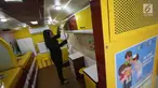 Pengunjung berada di dalam Ronald McDonald Care Mobile di Jakarta, Kamis (7/11). Ronal McDonald Care Mobile adalah mobil klinik kesehatan berjalan yang memberikan akses kesehatan bagi anak-anak di daerah yang membutuhkan. (Liputan6.com/Faizal Fanani)
