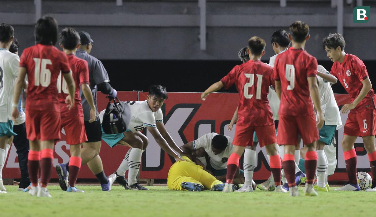 Kiper Timnas Indonesia U-20, Cahya Supriadi mengalami cedera dalam pertandingan matchday kedua Kualifikasi Grup F Piala Asia U-20 2023 di Stadion Gelora Bung Tomo, Surabaya, Jumat (16/9/2022). (Bola.com/Ikhwan Yanuar)